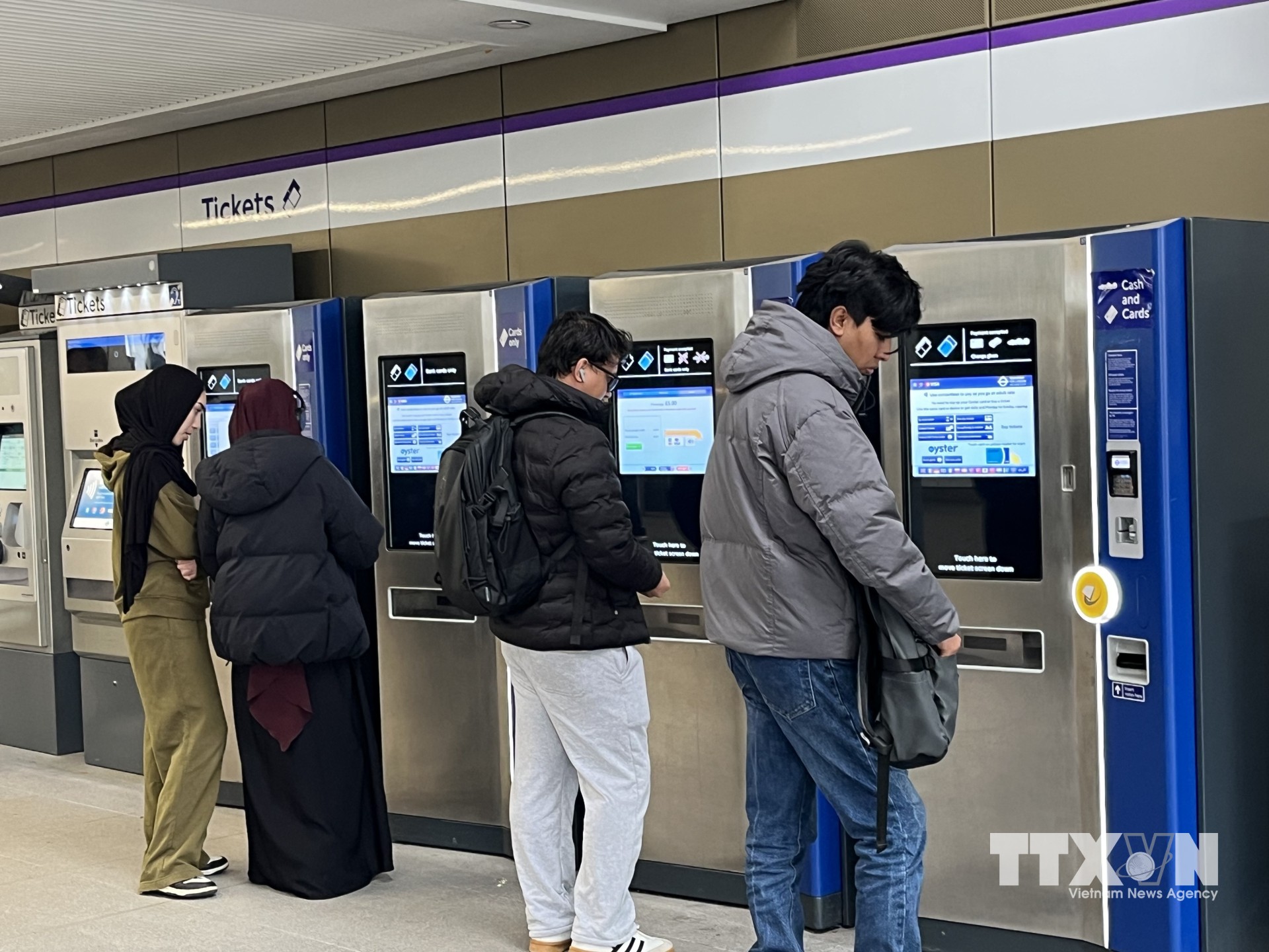 Hệ thống bán vé tự động tại ga tàu điện ngầm London. (Ảnh: Hương Giang/TTXVN)